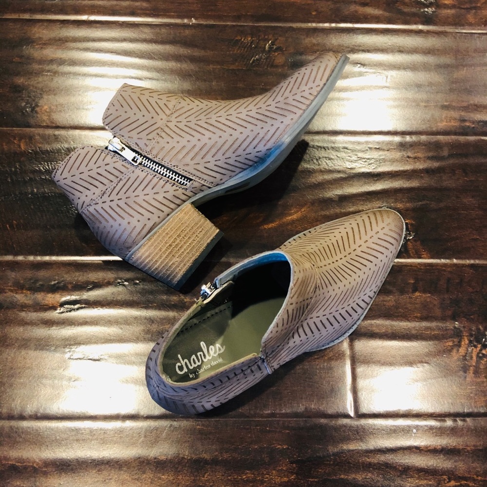 ✨HP✨Charles David Zander Bootie Grey SZ 7.5